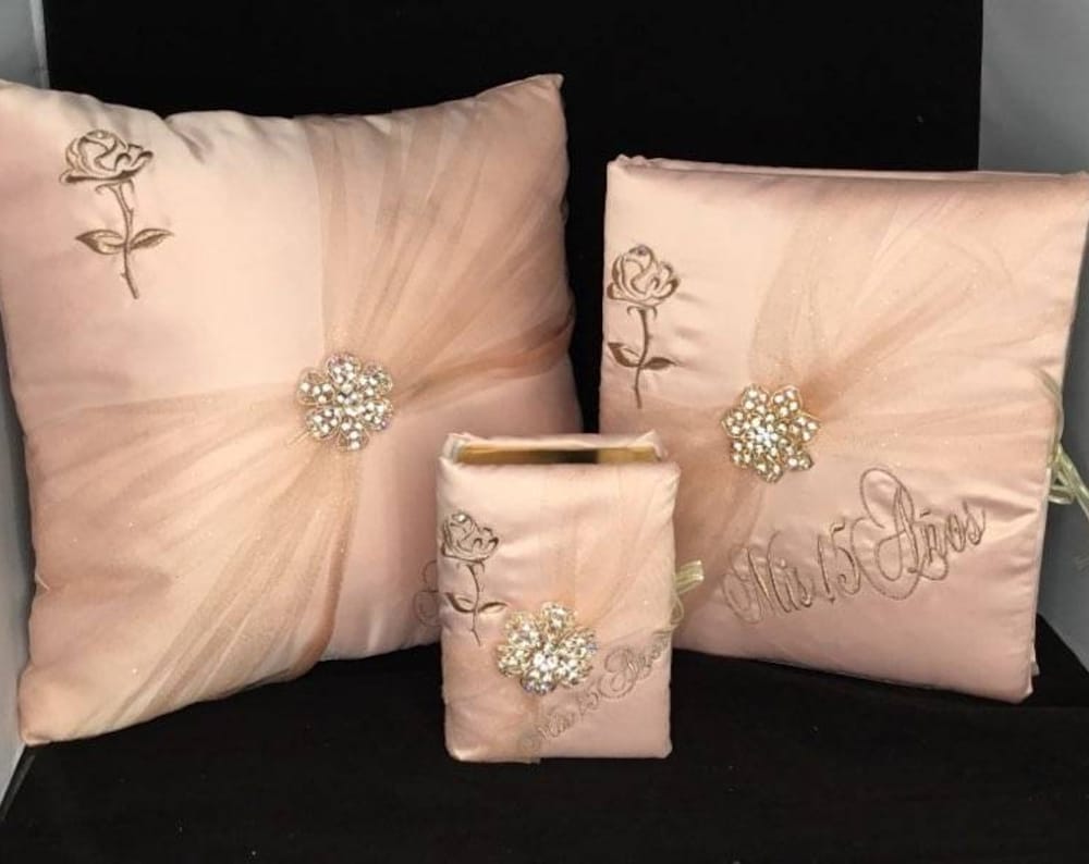 Quinceañera pillow set/ cojines and accesories set